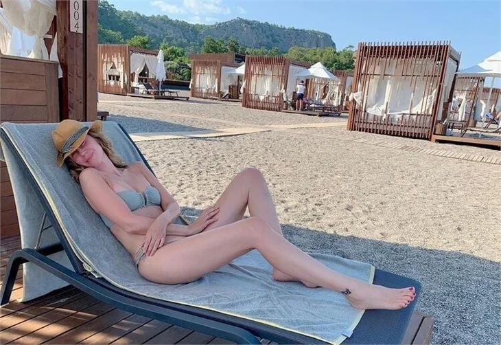 Demet Şener'in bikinili pozları sosyal medyayı salladı!