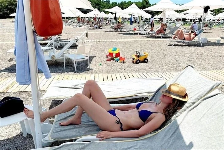 Demet Şener'in bikinili pozları sosyal medyayı salladı!