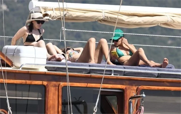 Hande Erçel ablası ile Bodrum tatilinde!