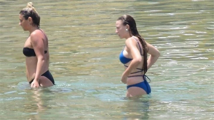 Serenay Sarıkaya'nın deniz keyfi
