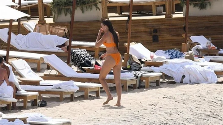 Serenay Sarıkaya'nın deniz keyfi