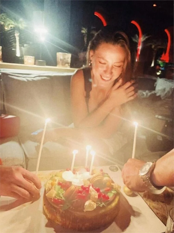 Serenay Sarıkaya'nın deniz keyfi