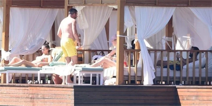 Hande Soral'ın eşi ve kardeşiyle Bodrum keyfi