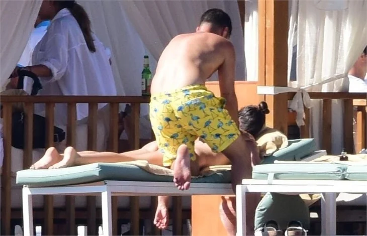 Hande Soral'ın eşi ve kardeşiyle Bodrum keyfi