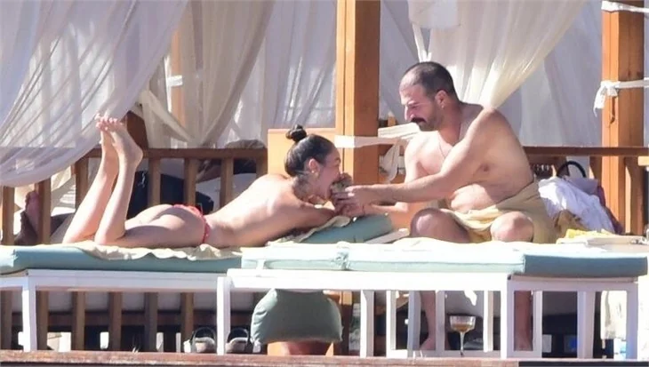 Hande Soral'ın eşi ve kardeşiyle Bodrum keyfi
