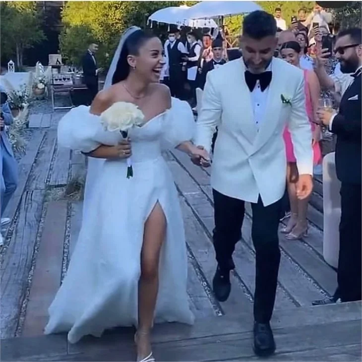 Zeynep Bastık ve Tolga Akış'ın düğün törenine ünlü akını!