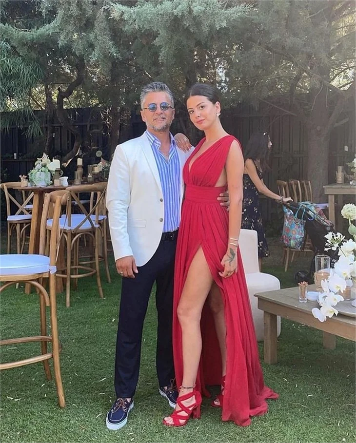 Zeynep Bastık ve Tolga Akış'ın düğün törenine ünlü akını!