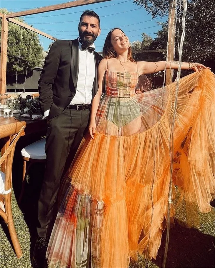 Zeynep Bastık ve Tolga Akış'ın düğün törenine ünlü akını!