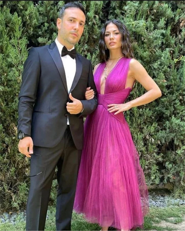 Zeynep Bastık ve Tolga Akış'ın düğün törenine ünlü akını!