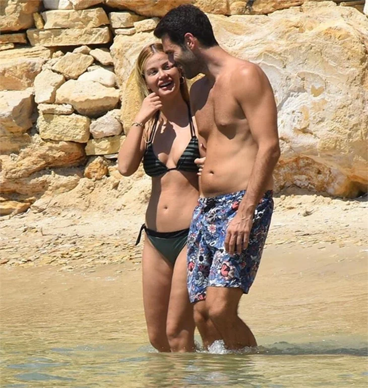 Aslı Turanlı denizde aşka geldi!