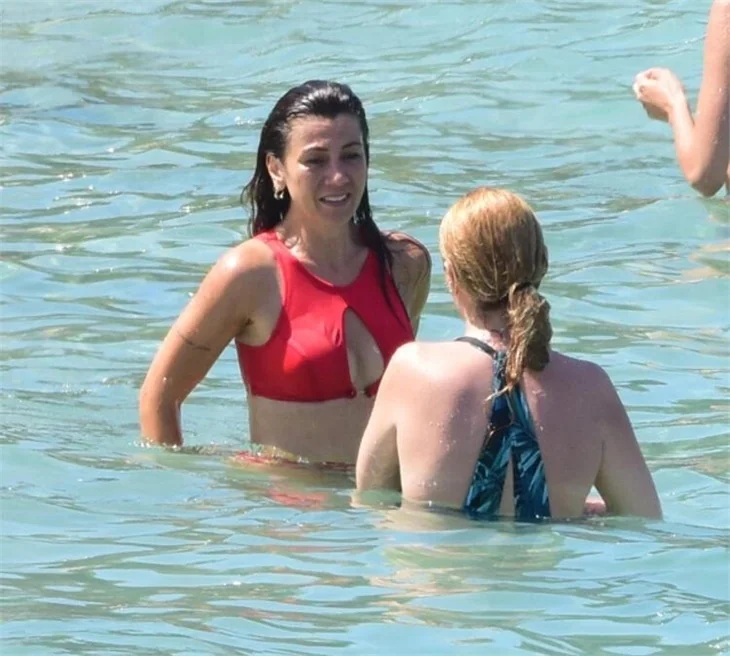 Gökçe Bahadır'ın deniz keyfi