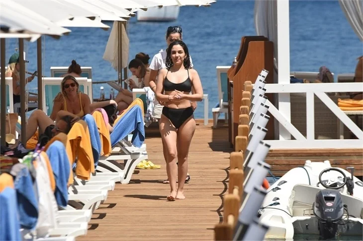 Begüm Akkaya: Tatilde bile senaryo okuyorum