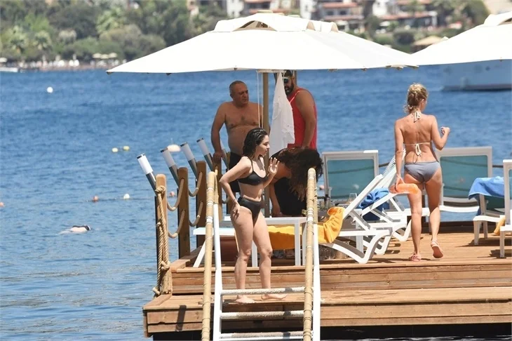Begüm Akkaya: Tatilde bile senaryo okuyorum