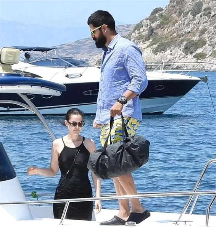 Burak Özçivit ve Fahriye Evcen'in tekne keyfi!