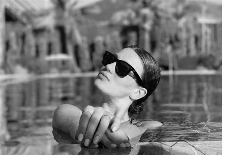 Gizem Karaca tatil pozlarıyla büyüledi