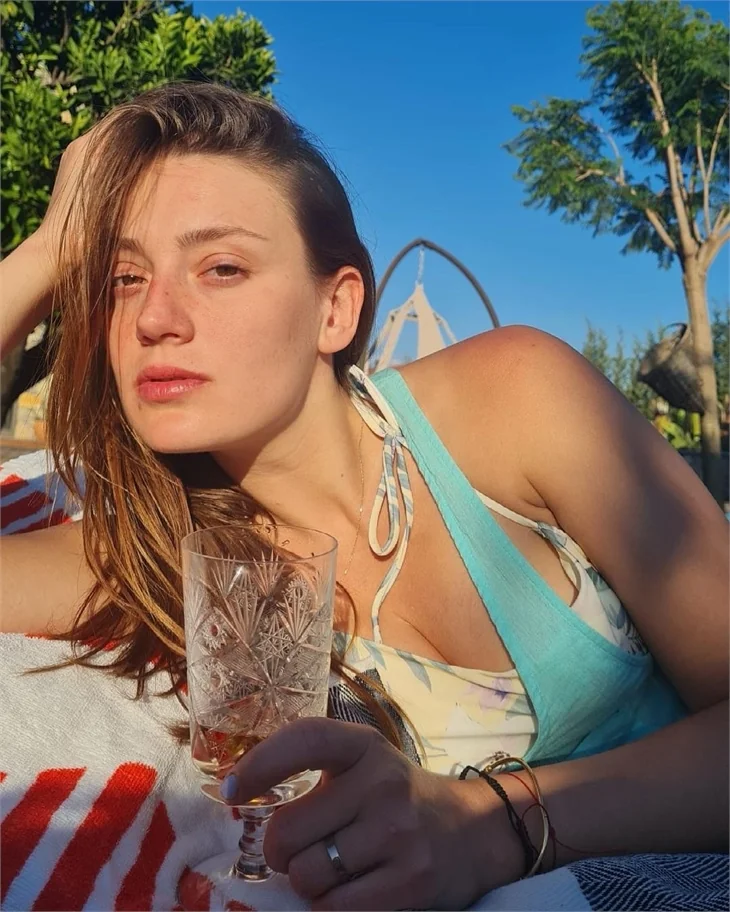 Gizem Karaca tatil pozlarıyla büyüledi