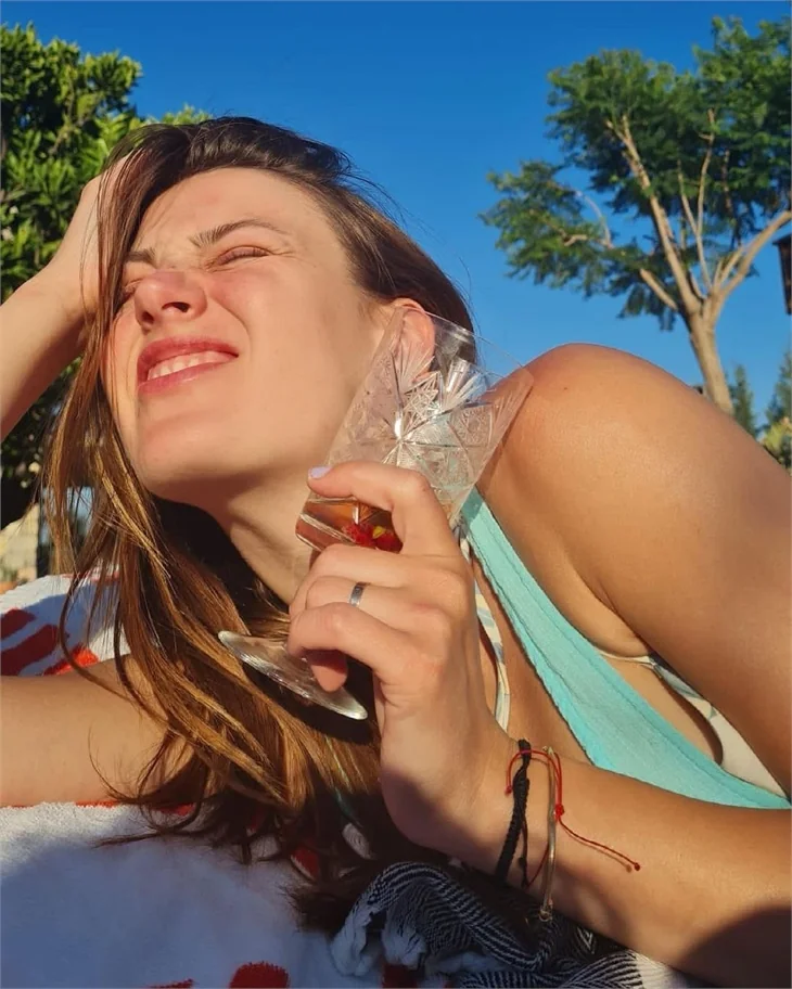Gizem Karaca tatil pozlarıyla büyüledi