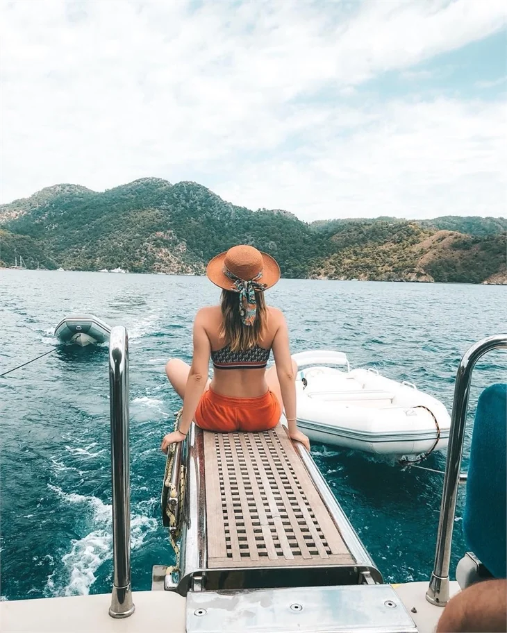 Gizem Karaca tatil pozlarıyla büyüledi