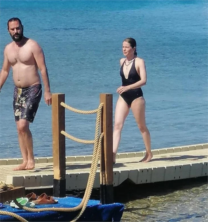 Camdaki Kız'ın Nalan'ı Burcu Biricik eşiyle Çeşme’de!