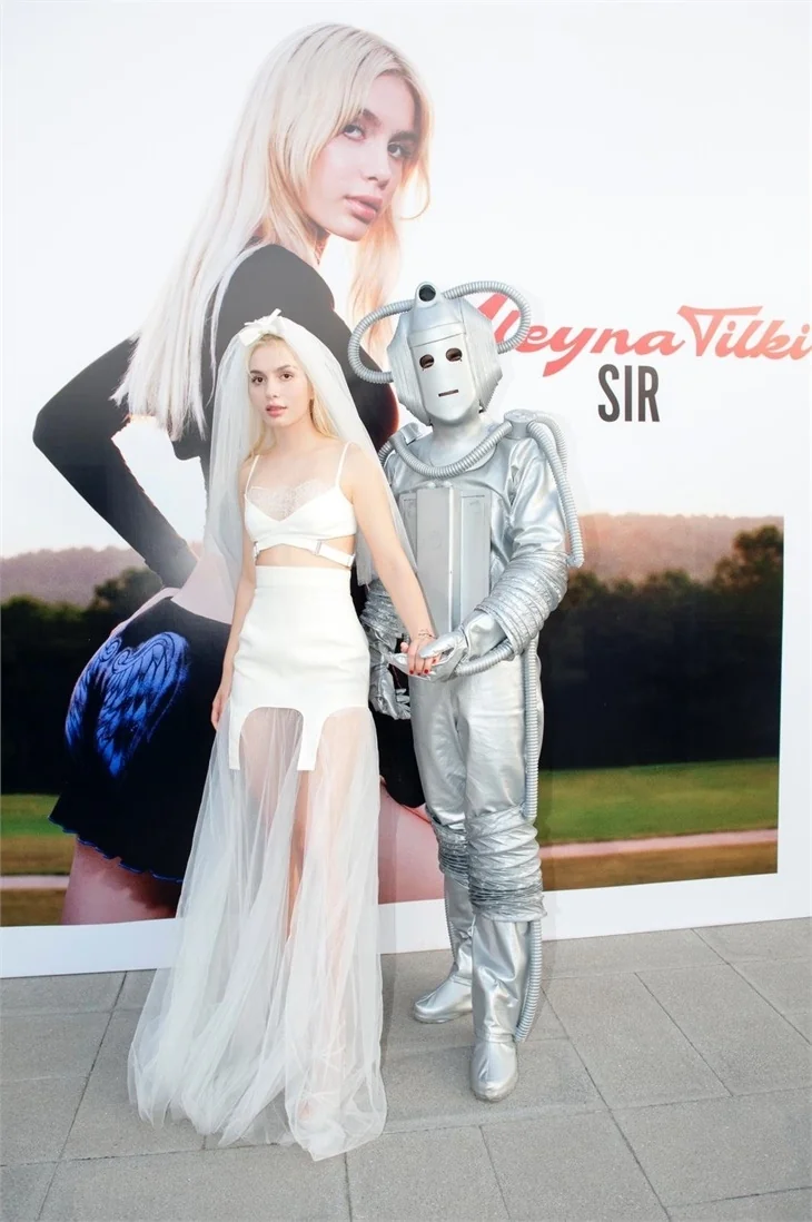 Aleyna, Robot ile evlendi...