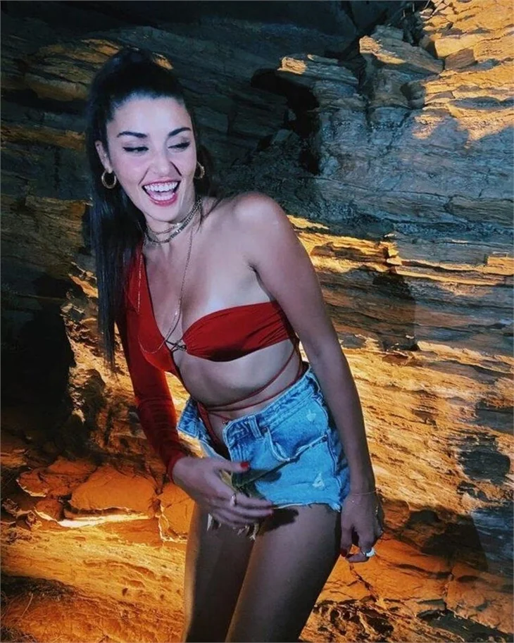 Hande Erçel'in Bodrum tatilinden dikkat çeken pozlar