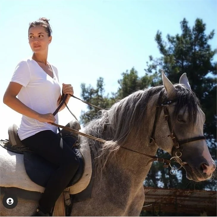 Fahriye Evcen at binme aksiyon derslerine başladı!