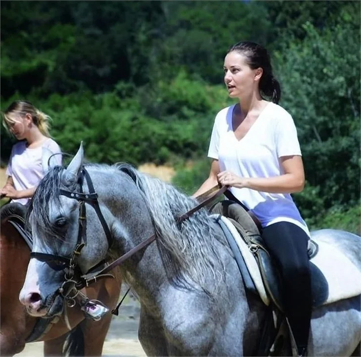 Fahriye Evcen at binme aksiyon derslerine başladı!
