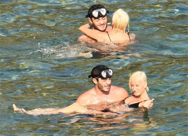 Burak Deniz ve Didem Soydan arkadaşlarıyla tekne tatilinde