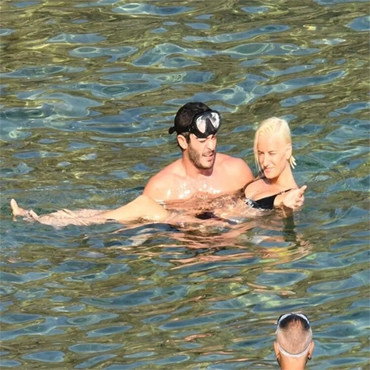 Burak Deniz ve Didem Soydan arkadaşlarıyla tekne tatilinde