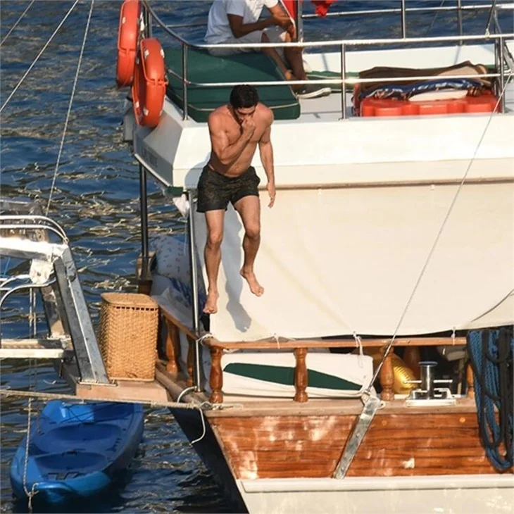 Burak Deniz ve Didem Soydan arkadaşlarıyla tekne tatilinde