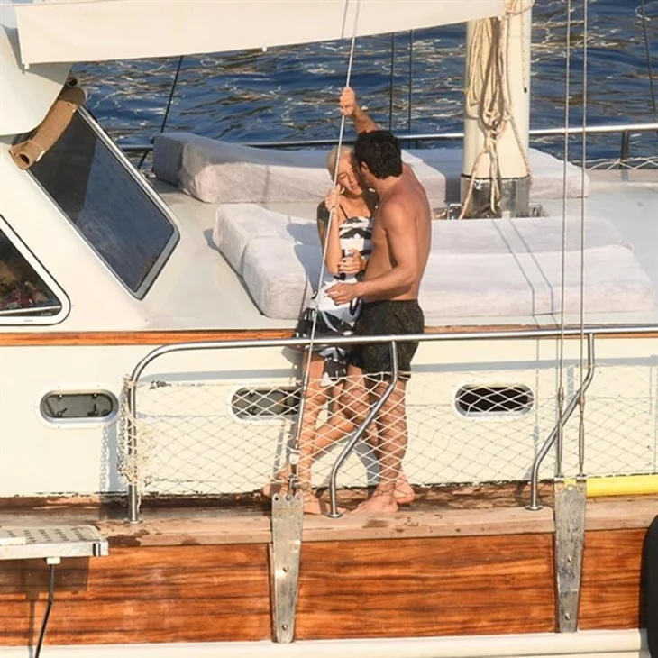 Didem Soydan ve Burak Deniz tatilde!