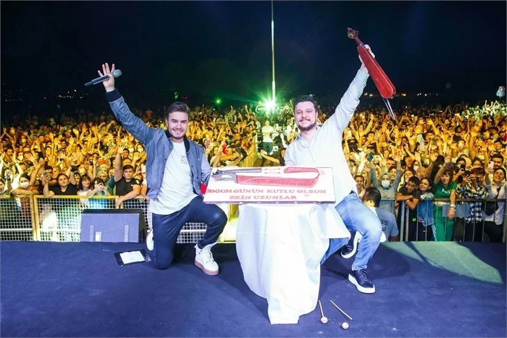 Konserde doğum günü sürprizi!