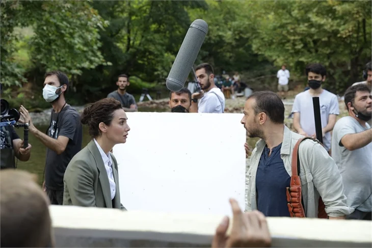 'Son Yaz'a katılan Birce Akalay'dan ilk set kareleri geldi!