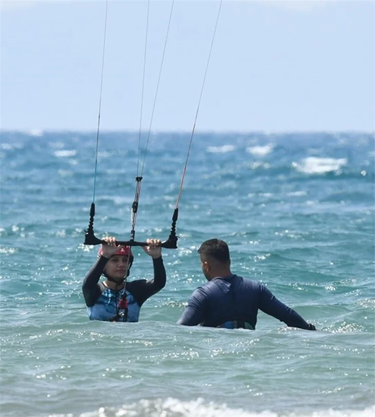 Nilay Deniz kitesurf yaparken zorlandı!