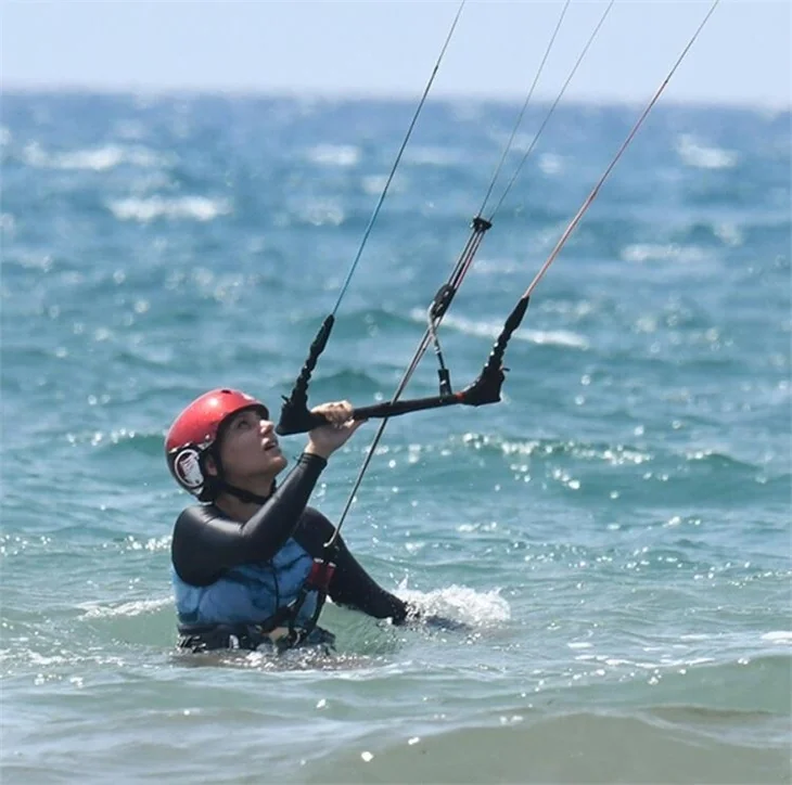 Nilay Deniz kitesurf yaparken zorlandı!