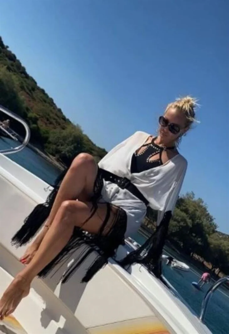 Ayşegül Yıldız'dan yaza veda pozları!