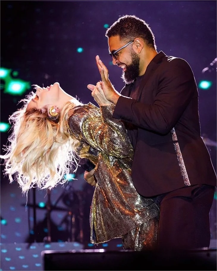 Hadise sahne dansıyla olay oldu! Sosyal medyayı salladı