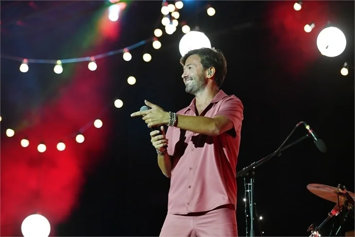 Yalın konserde sordu: "Güzel kızlar nerede?"