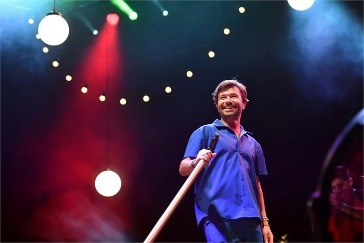 Yalın konserde sordu: "Güzel kızlar nerede?"