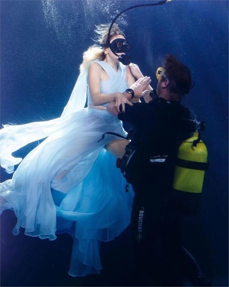 Hadise elbisesiyle havuza daldı!