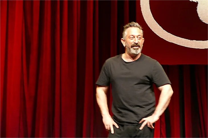 Cem Yılmaz uyardı: "Benim böyle bir huyum yok!"