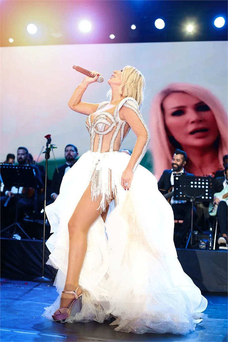 Seda Sayan beyazlar içinde! Tarzı olay oldu...