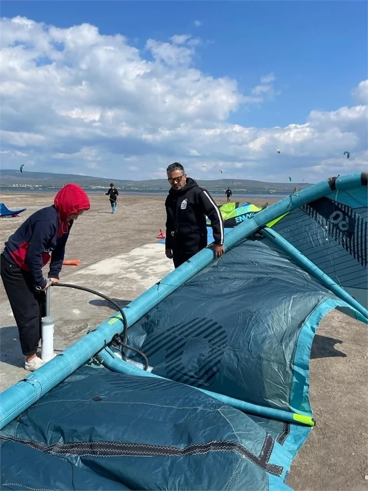 Emre Altuğ’un yeni merakı uçurtma sörfü