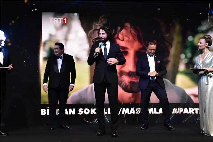 Ödül törenine ünlü isimler akın etti!