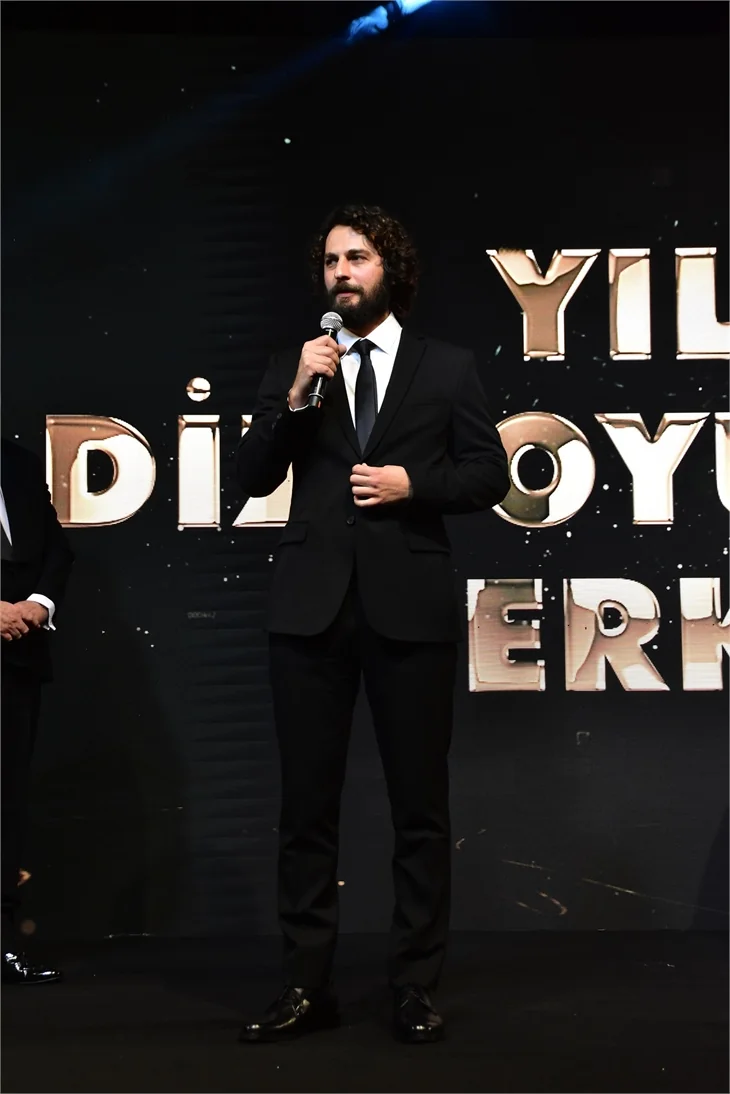 Ödül törenine ünlü isimler akın etti!
