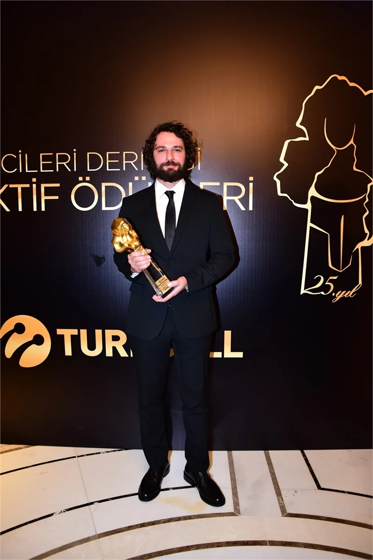 Ödül törenine ünlü isimler akın etti!