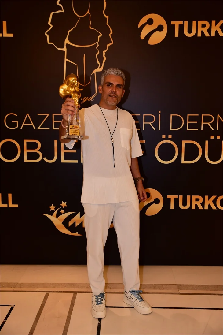 Ödül törenine ünlü isimler akın etti!