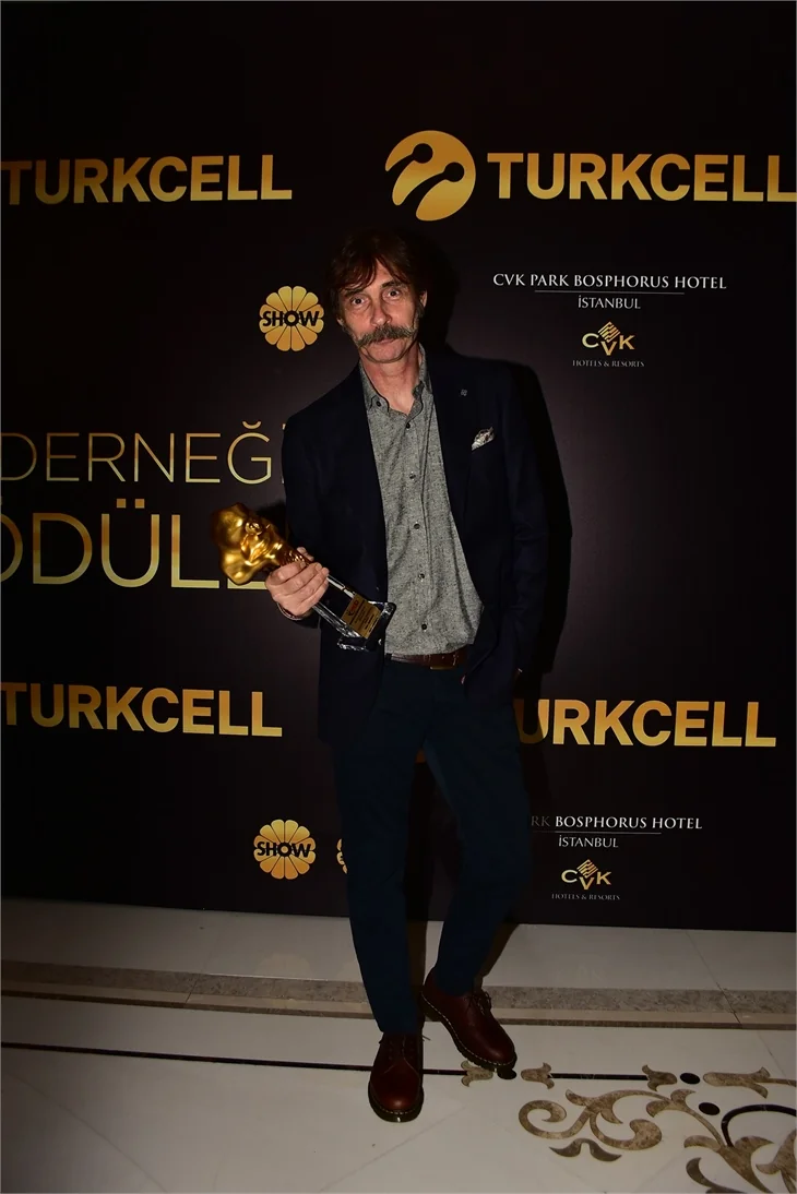 Ödül törenine ünlü isimler akın etti!