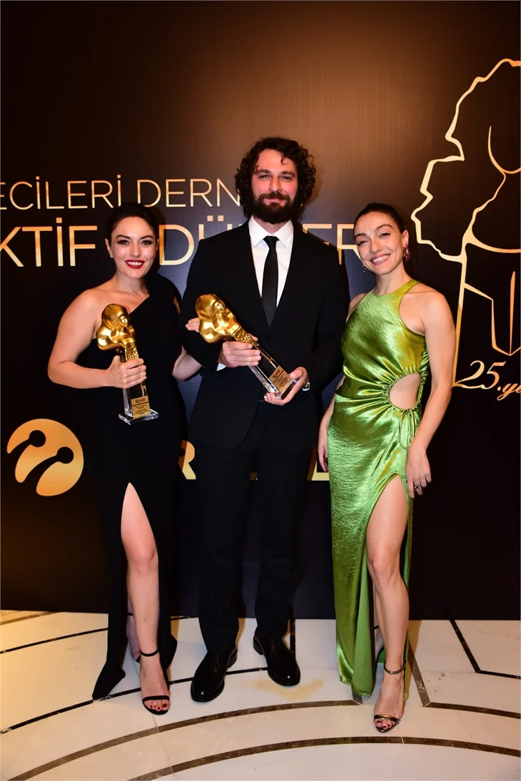 Ödül törenine ünlü isimler akın etti!