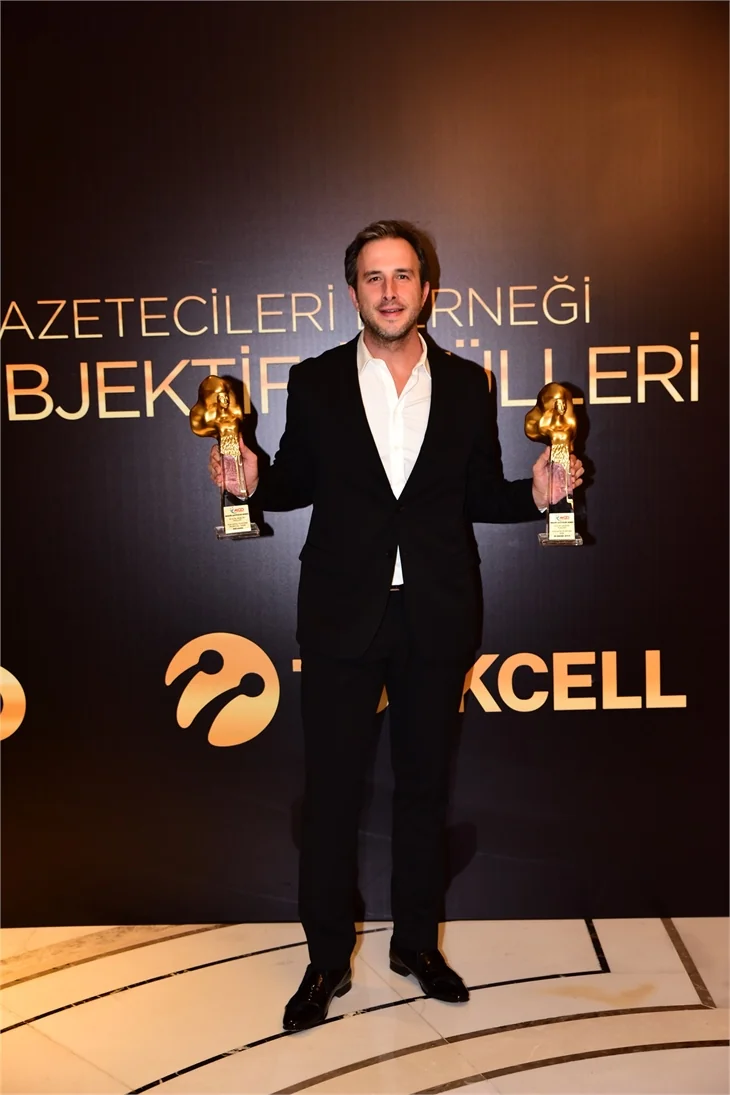 Ödül törenine ünlü isimler akın etti!
